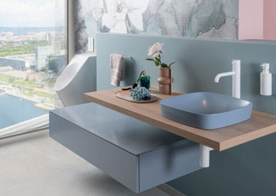 HOLTER_Badezimmer-mit-Ausblick-in-Tuerkies und-Rosa