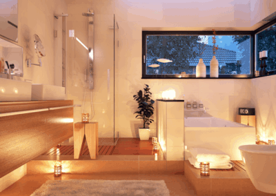 Helles Badezimmer mit Holzelementen beleutet mit Kerzenlicht