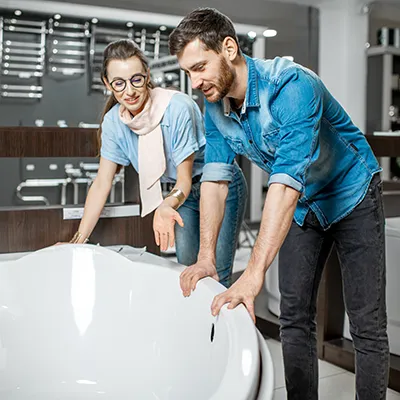 Symbolbild Badrenovierung - Pärchen sucht gemeinsam Badewanne aus