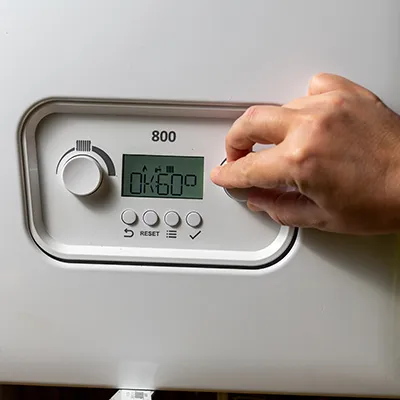 Symbolbild- Hand dreht an Gasheizung