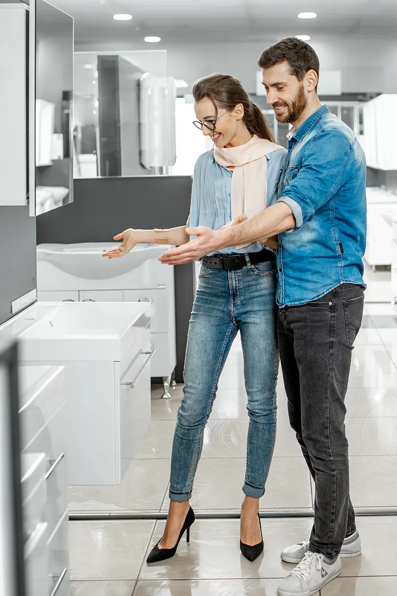 Symbolbild Paar im Bad-Showroom vor den Regalen begeistert