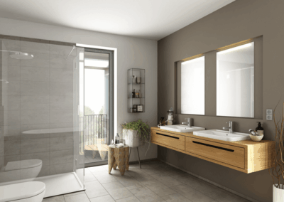Badezimmer in Naturstein mit Holzelementen und Glasdusche