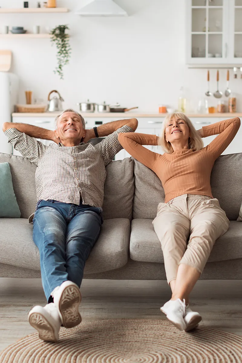 symbolbild Deckenkühlung älteres Pärchen auf Couch