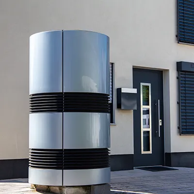 symbolbild-erwärmepumpe vor wohnhaus