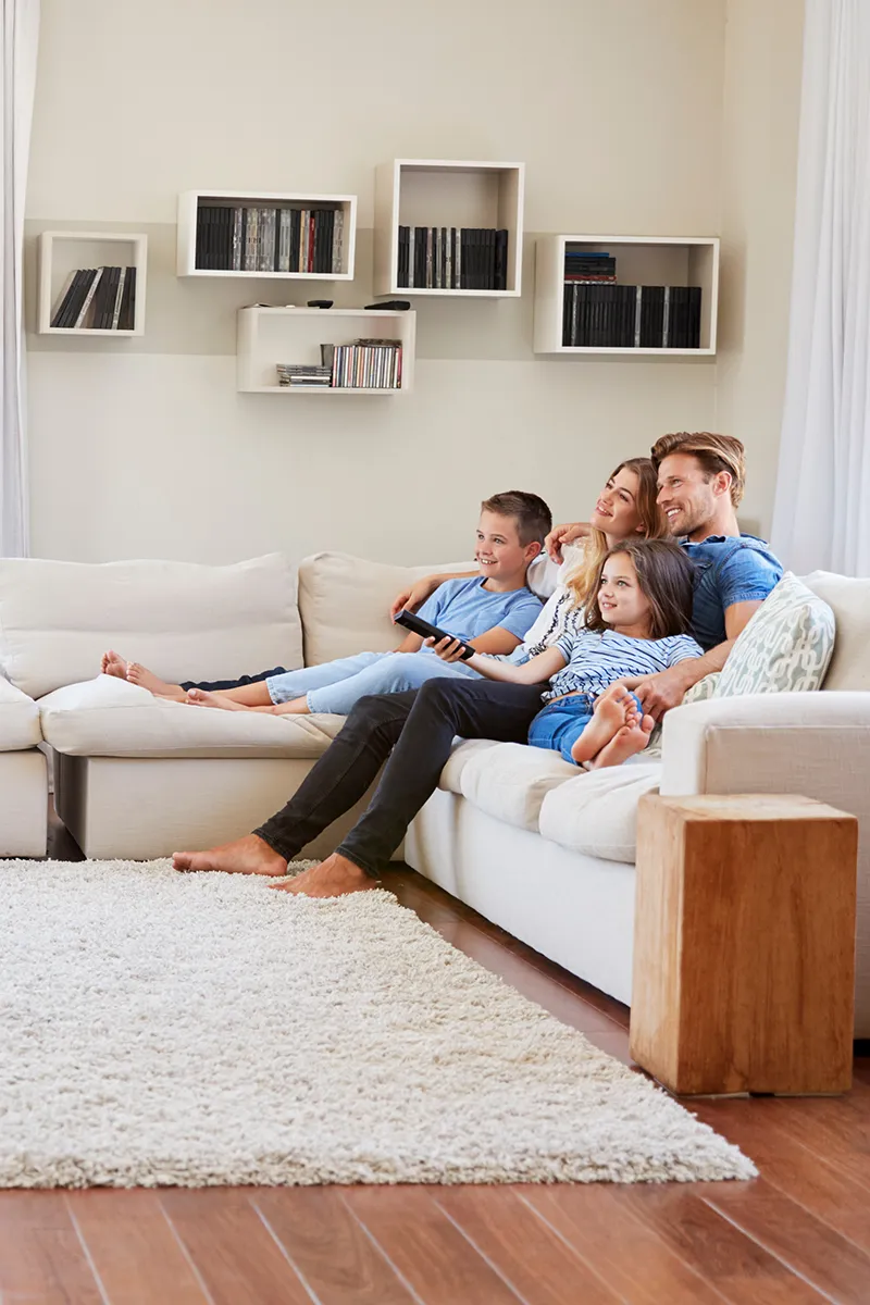 symbolbild-familie fernsehen im wohnzimmer gemütlich