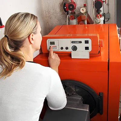 symbolbild-frau bedient ölheizung