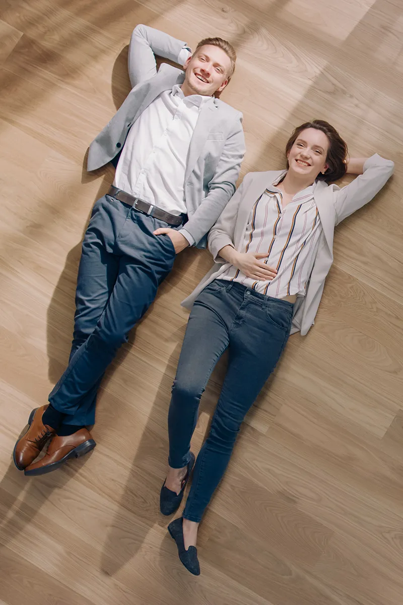 symbolbild-paar liegt auf fußboden