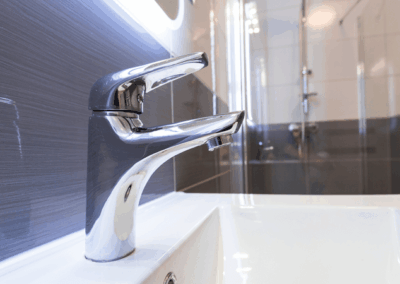 Nahaufnahme von silbernem Wasserhahn